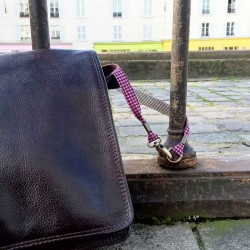 Lanière mousqueton porte-clefs / Antivol sac Pied de poule rose