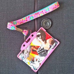 Dragonne porte carte / badge fleurs Céleste rose