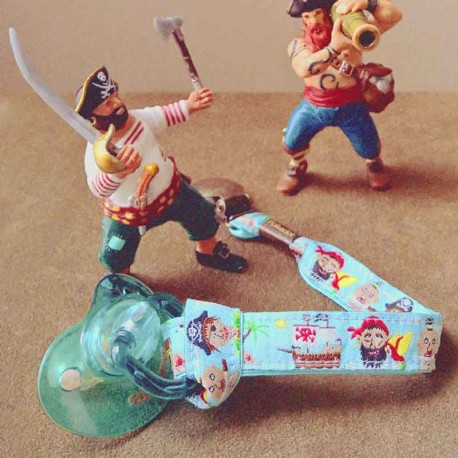 attache-tetine-pirate