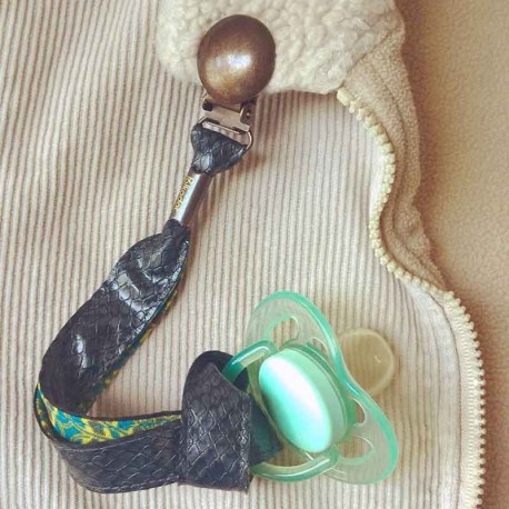 attache-tetine-cuir-gris