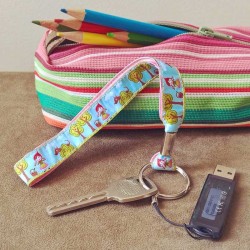 dragonne-porte-clefs-chaperon-rose