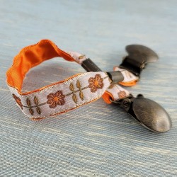 attache-doudou-serviette-fleurs-orange