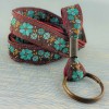 porte-clef-tour-cou-fleur-turquoise