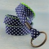 porte-clef-tour-cou-pois-bleu