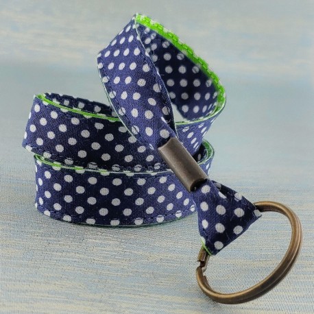 porte-clef-tour-cou-pois-bleu