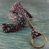 porte-clef-tour-cou-fleur-noir