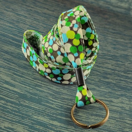 porte-clef-tour-cou-pois-vert