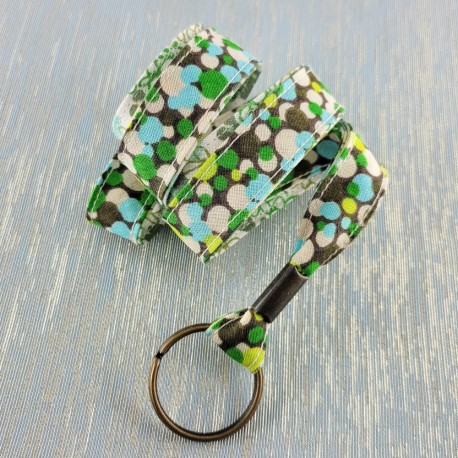 porte-clef-tour-cou-pois-vert