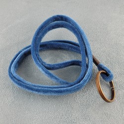 porte-clef-tour-cou-velours-bleu