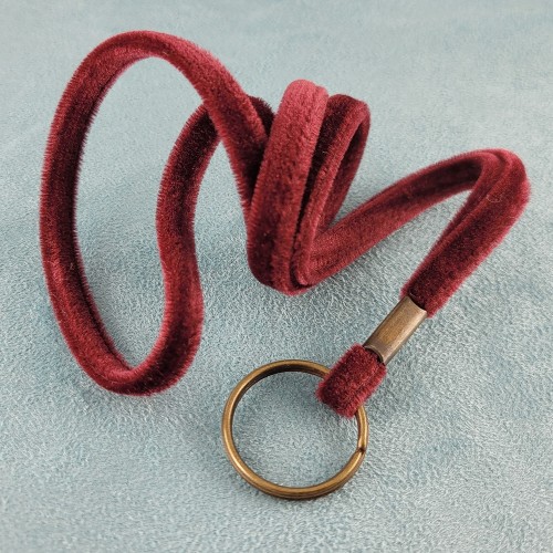porte-clef-tour-cou-velours-bordeaux